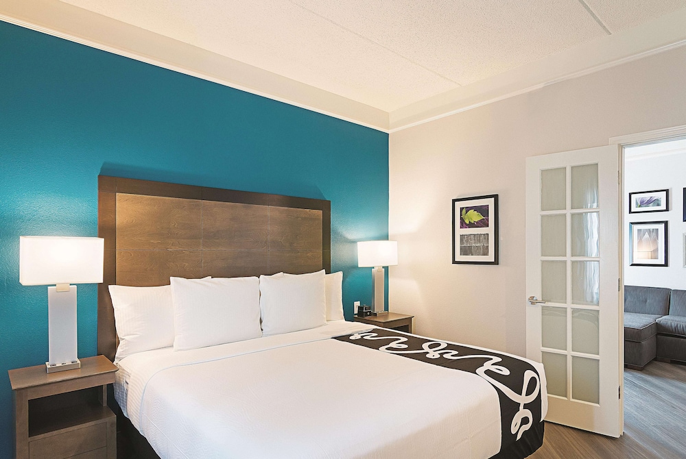 Deluxe Suite, 1 King Bed, Non Smoking, Pool View