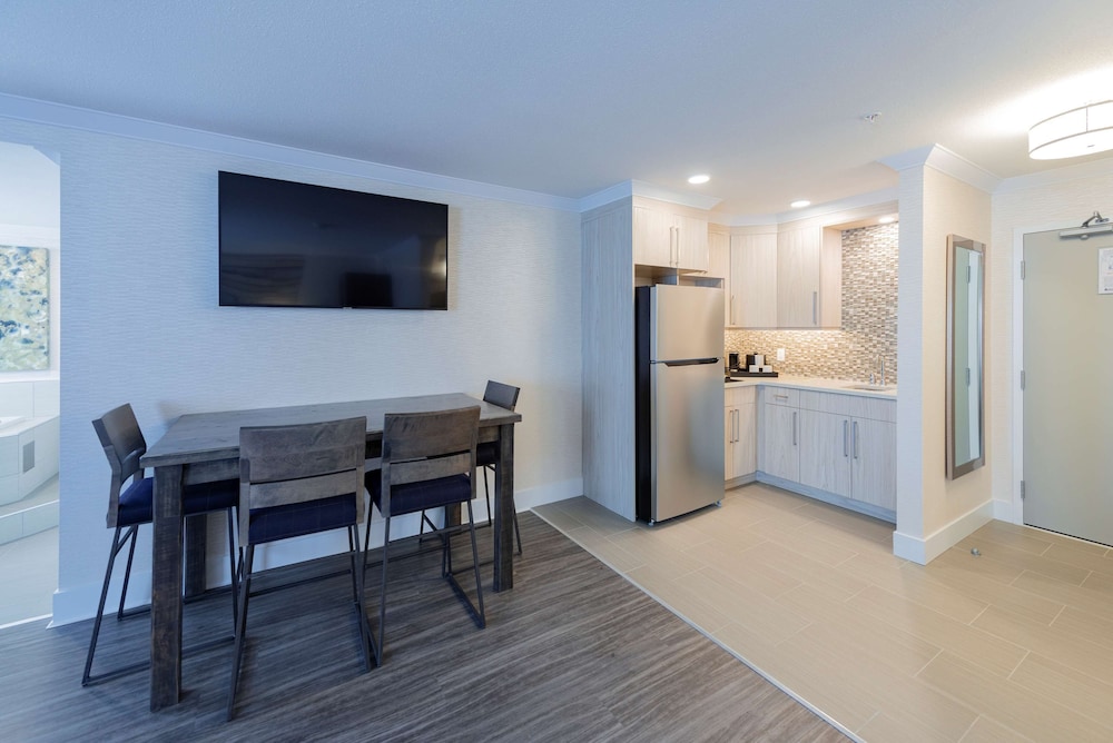 Suite, 1 King Bed, Non Smoking, Kitchen (Living Room) photo 1