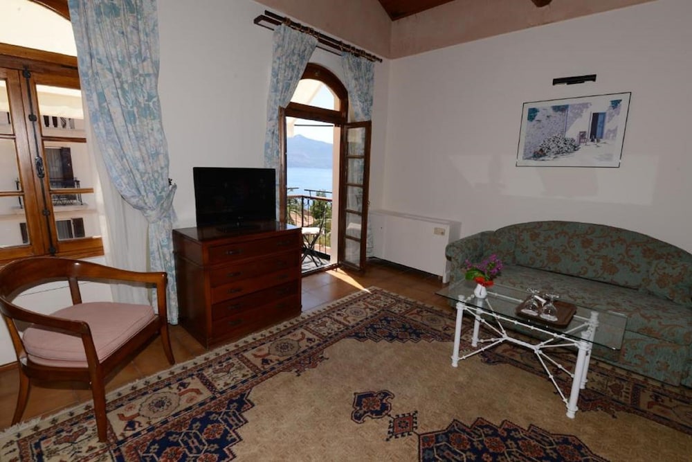 Room, Partial Sea View - Photo 2