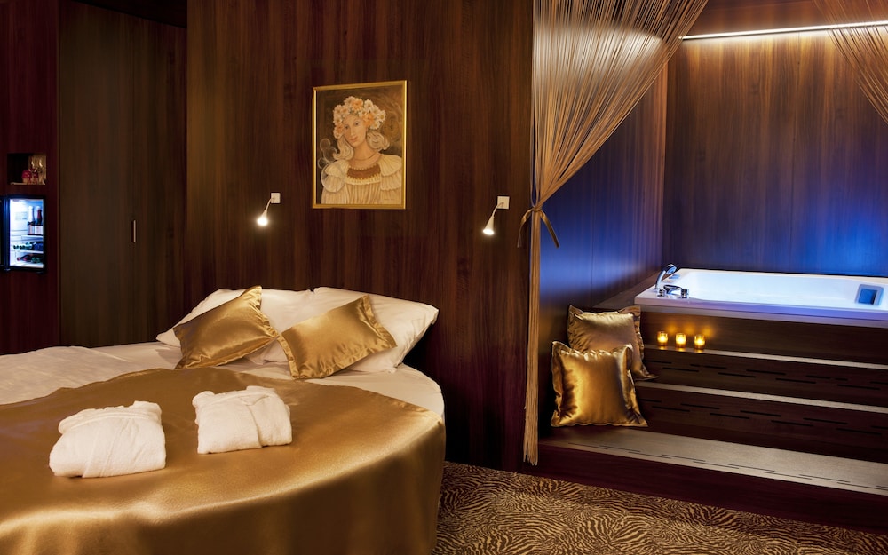Suite, Jetted Tub - Photo 4
