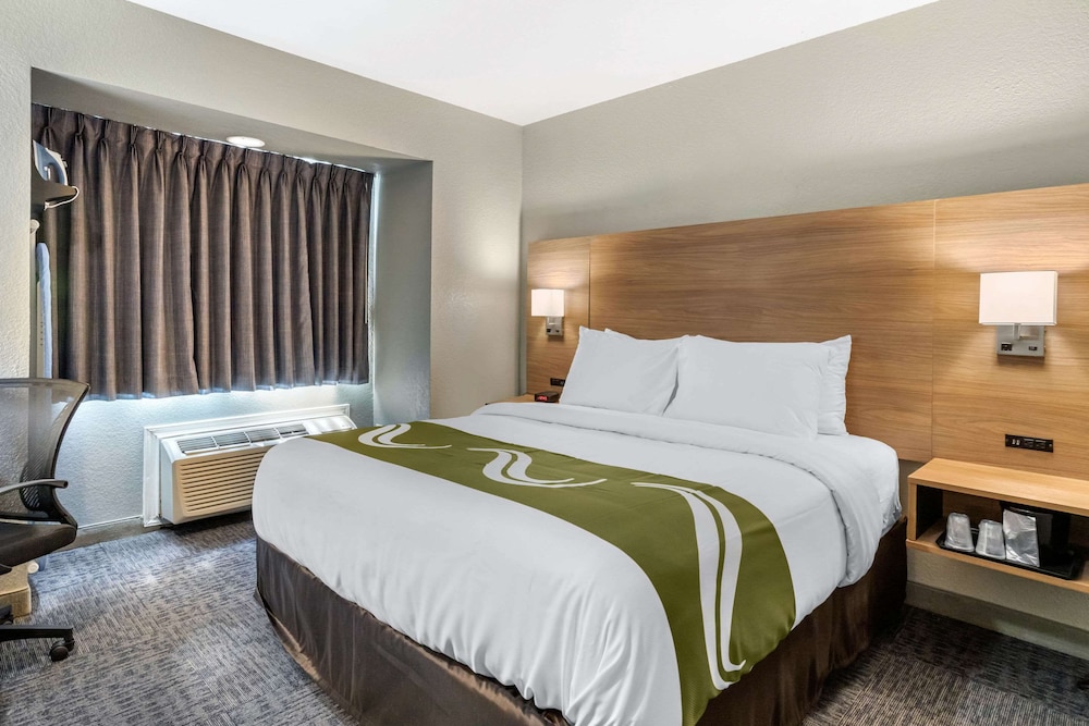 Standard Room, 1 Queen Bed, Non Smoking - Photo 1