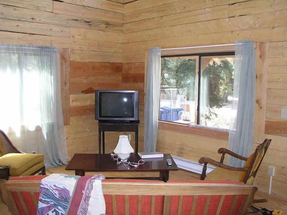 Traditional Cabin, 2 Bedrooms, 2 Bathrooms, Mountain View (River Access) photo 1