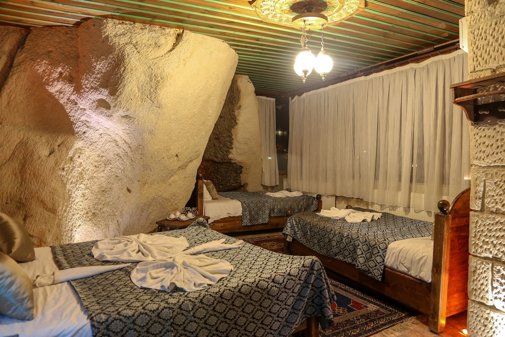 (204) Deluxe Cave & Stone Suite photo 2