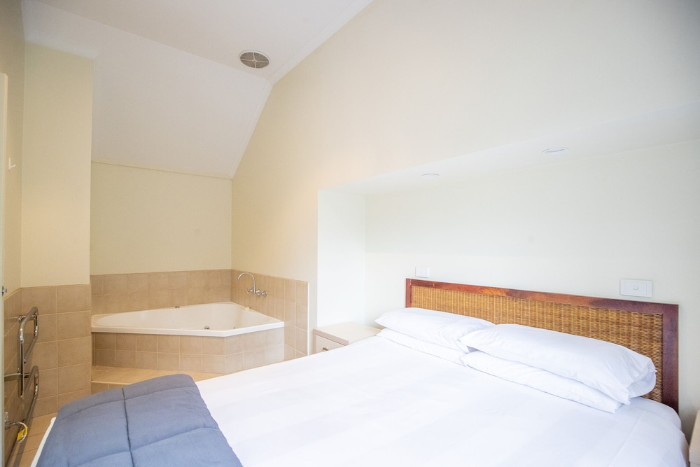 River Spa Cabin photo 3