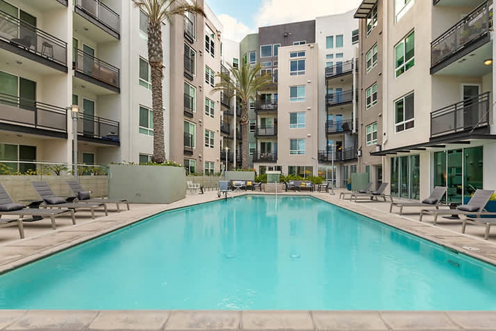 Stylish Getaway W Pool GYM Parking 10 Min to Cedar, Billede 12