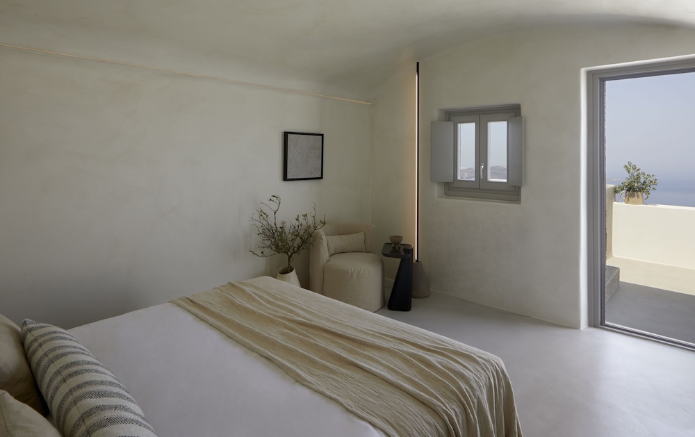 Grace Suite with Plunge Pool and Caldera View - Photo 5