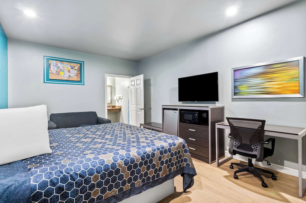 Standard Room, 1 King Bed, Non Smoking photo 3