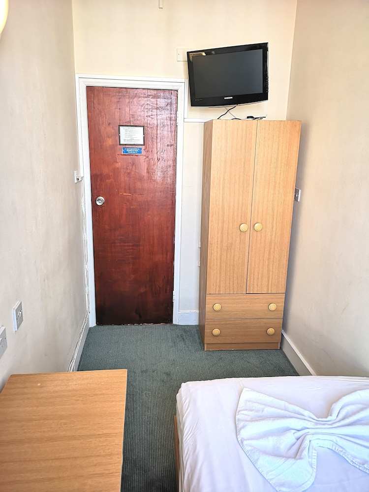 Standard Single Room, Shared Bathroom photo 3