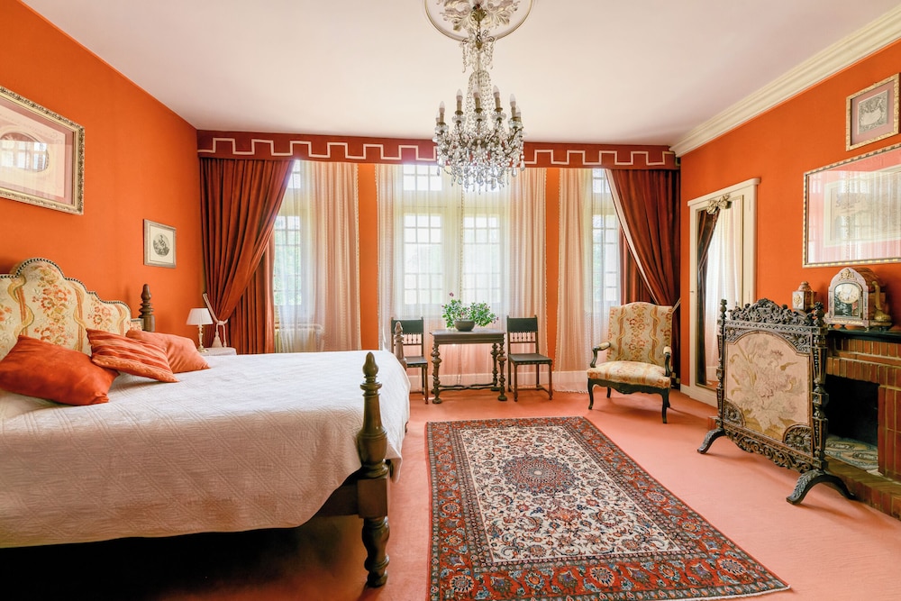 Deluxe Suite, Park View (Terracotta)