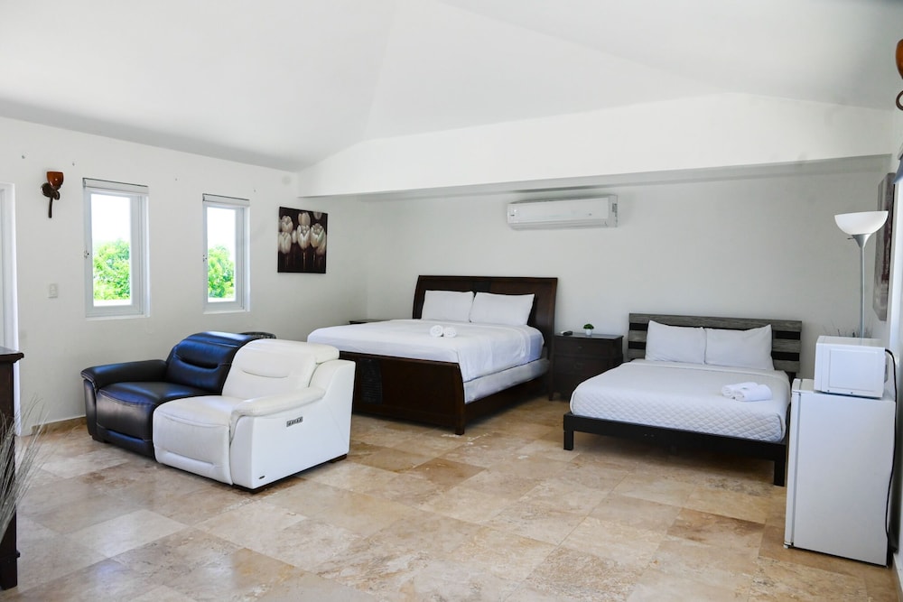 MwPi 204 Honeymoon Suite with Jacuzzi and 1 Queen & 1 King Size Bed Second Floor