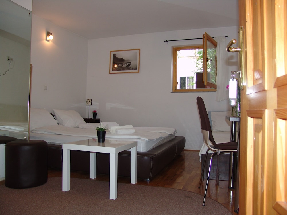 Basic Double Room, 1 King Bed
