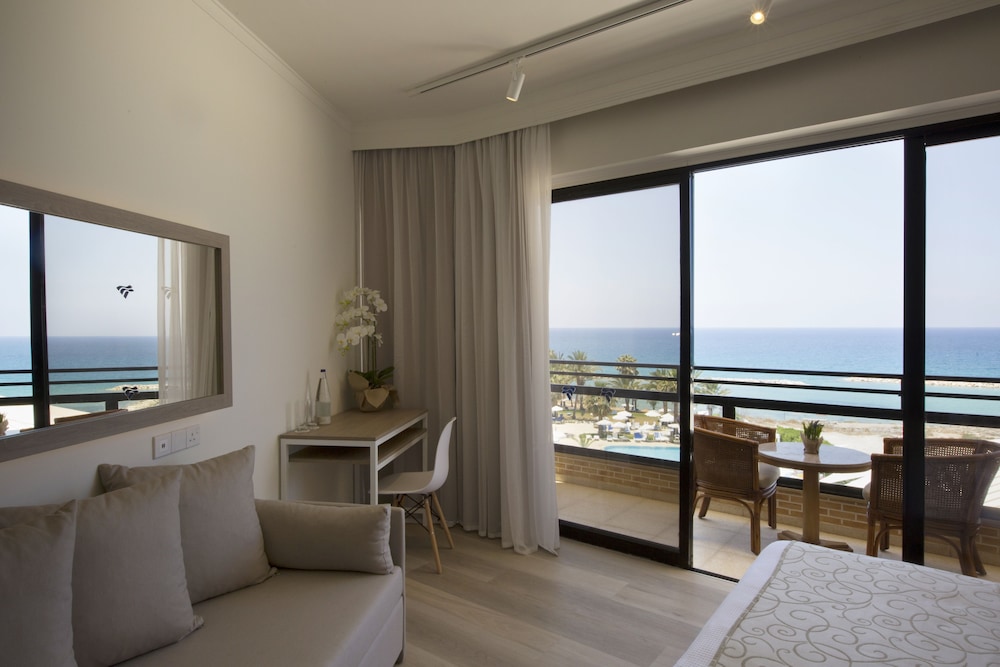 Superior Twin Room, Sea View - Photo 8