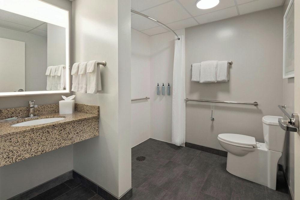 Room, 2 Queen Beds (Mobility Accessible, Roll-In Shower) - Photo 3