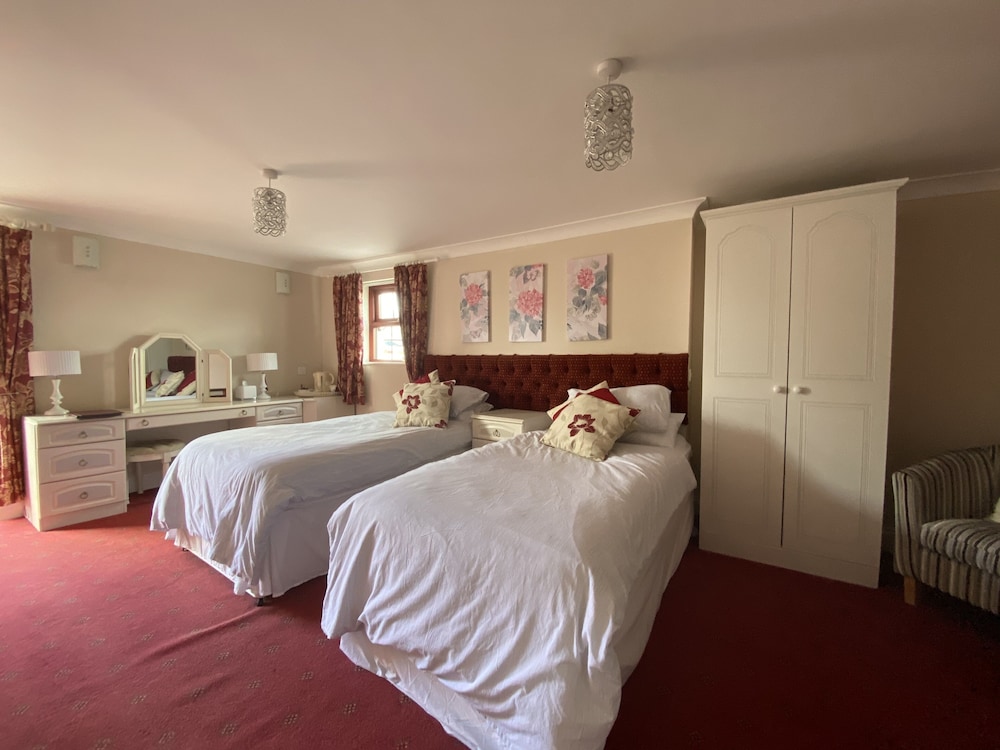 Room 8 Twin Room, Accessible (Dog friendly x 1 dog) photo 2