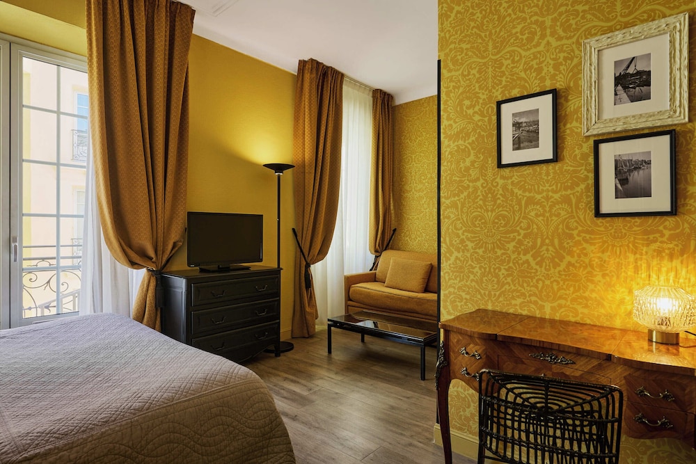 Deluxe Room thumbnail 6