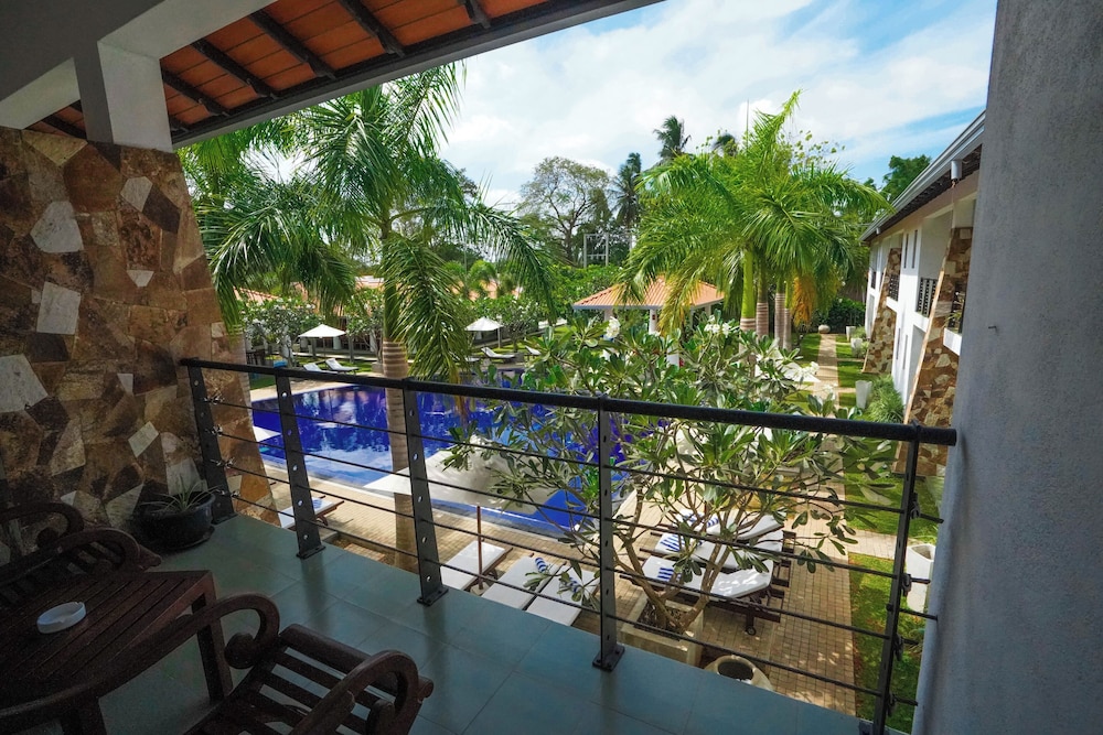 Deluxe Twin room, Pool View photo 3