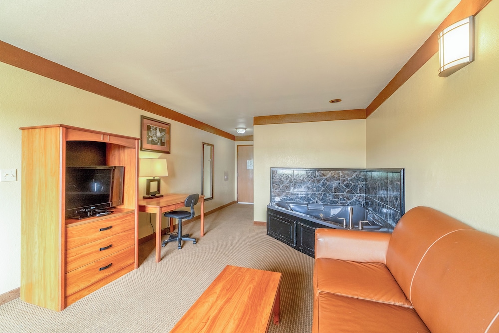 Suite, 1 King Bed, Non Smoking (Jacuzzi Tub) - Photo 15