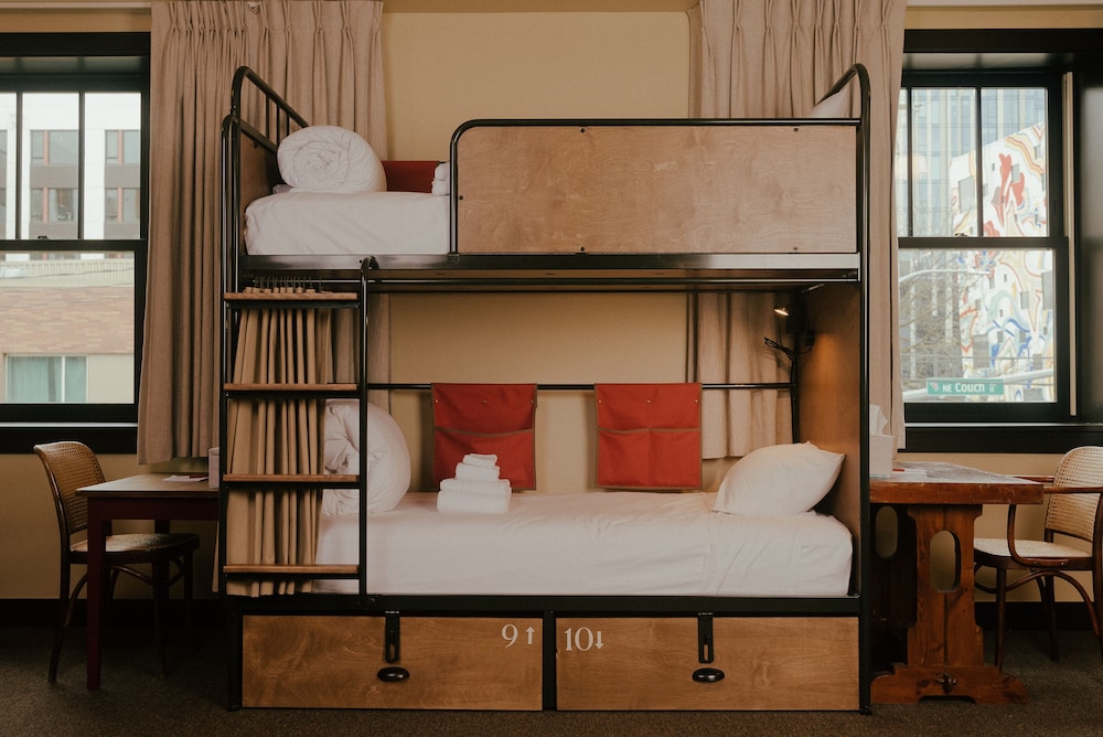 Deluxe Room, Mixed Dorm, Shared Bathroom (16 Bunk Room) thumbnail 5
