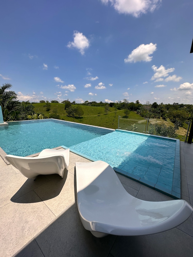 Luxury Villa with Air Conditioning photo 2