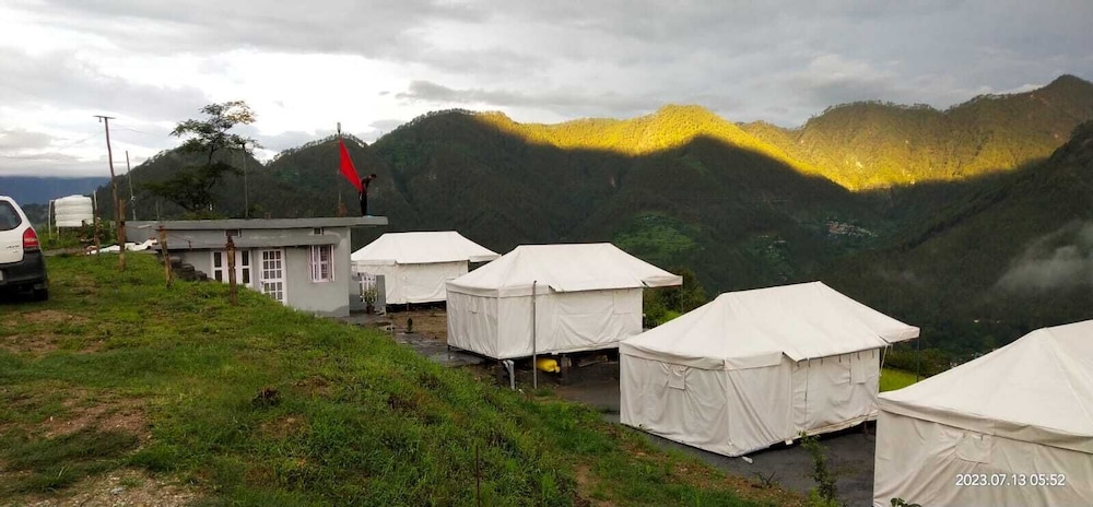 Deluxe Tent photo 2