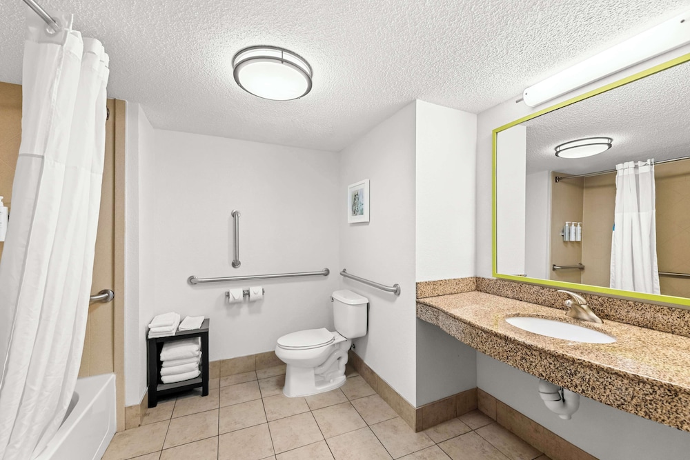 Room, 2 Queen Beds, Accessible, Bathtub - Photo 3