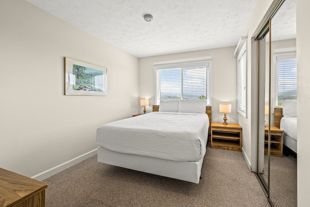 Bear Paw Peaks | Sleeps 4 Private Balcony Heated Pool photo 2