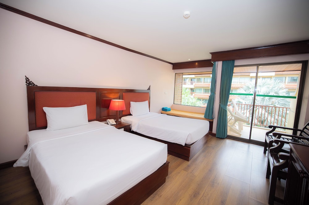 Deluxe Pool View Twin Room with Balcony - Photo 1