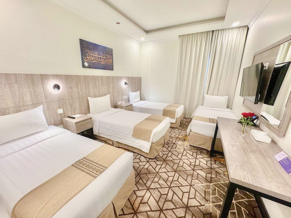 Quadruple Room, City View - Photo 1