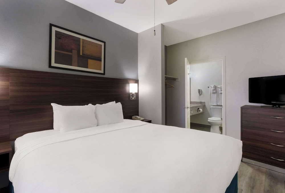 Suite, 1 King Bed with Sofa bed, Non Smoking - Photo 5