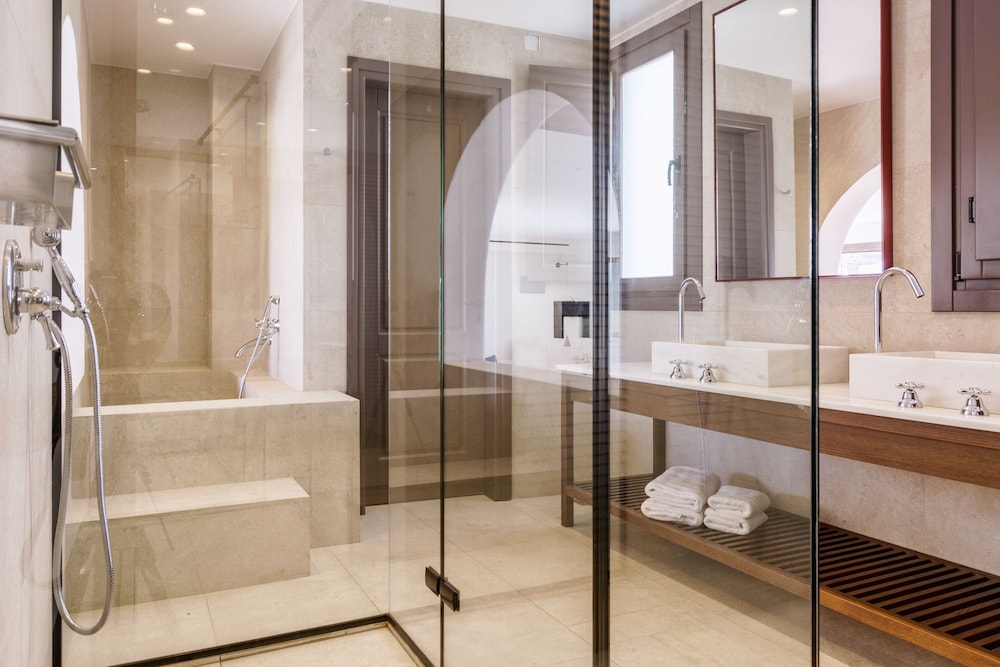 Superior Studio Suite, Poolside - Photo 9