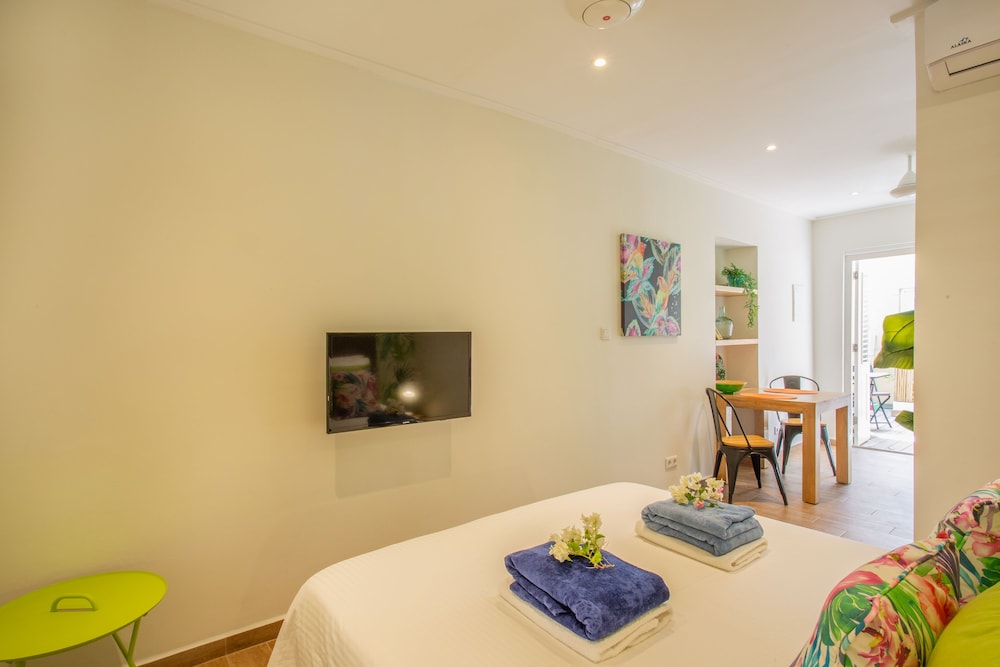 Pretty Prikichi ground floor studio, with terrace and shared plunge pool photo 2