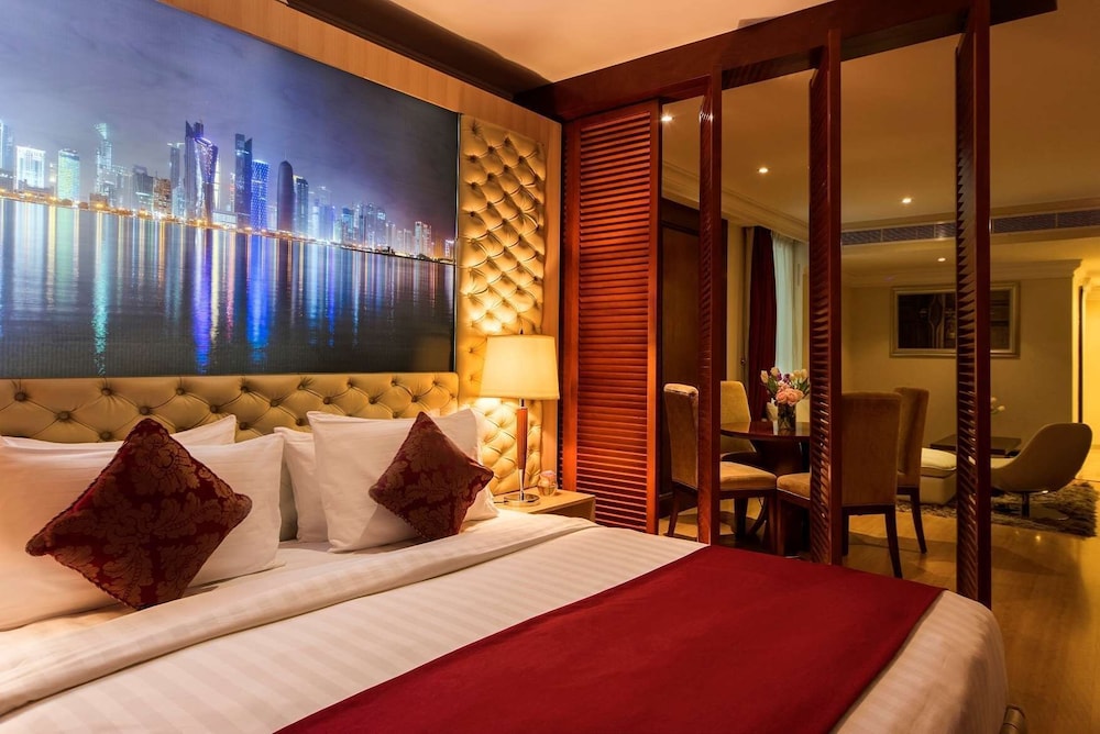 Executive Suite, 1 Queen Bed, Non Smoking (Dining Table) photo 3