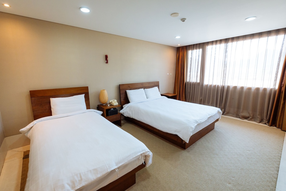 Standard Twin Room - Photo 1
