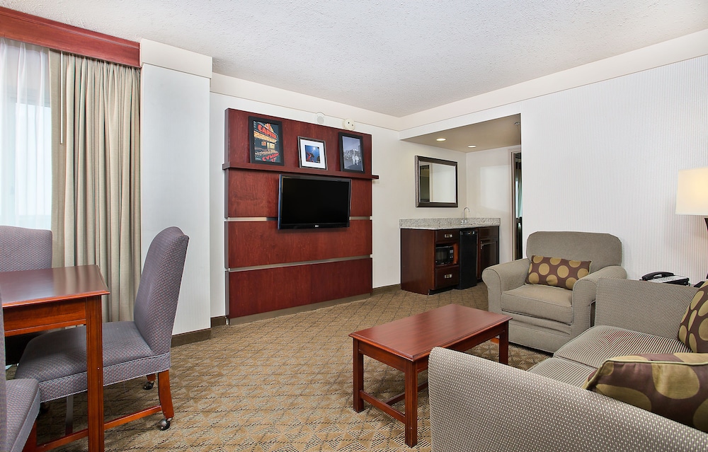 Suite, 1 King Bed, Roll-in Shower (Communications) photo 2