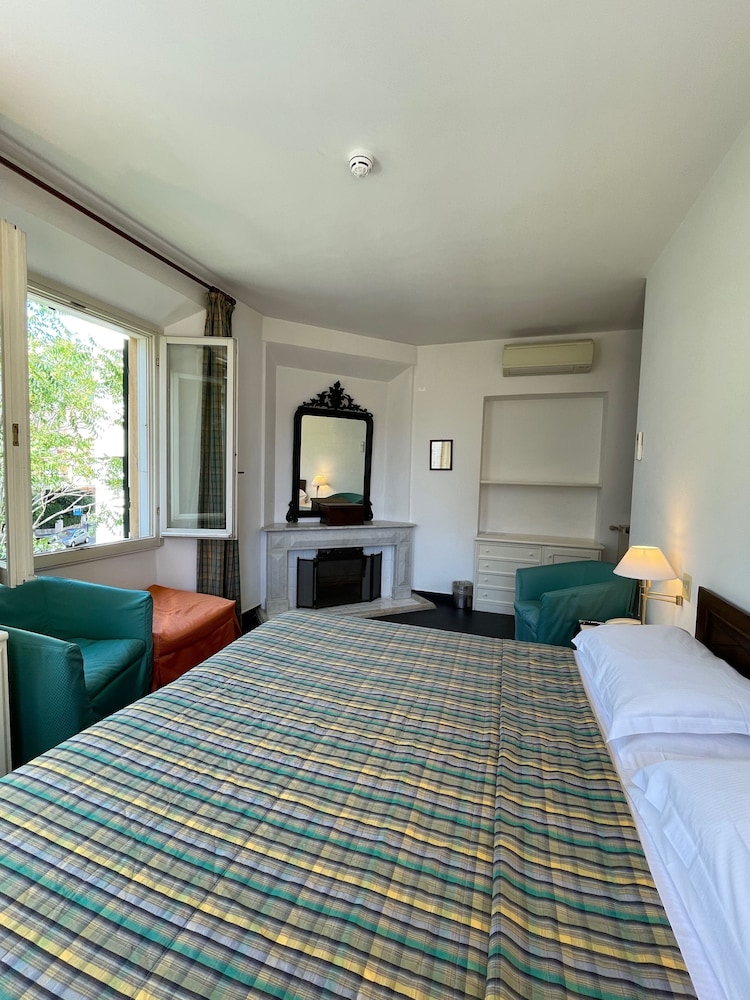 Classic Double or Twin Room, Non Smoking, Corner photo 2