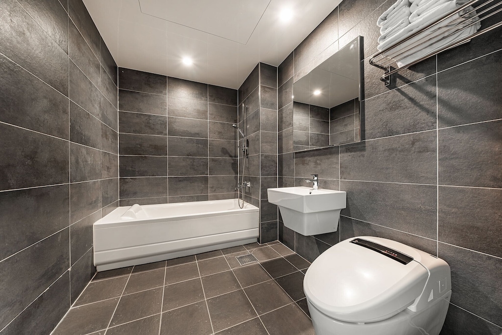 Deluxe Double Room for 2 person (Front View/Balcony) photo 2