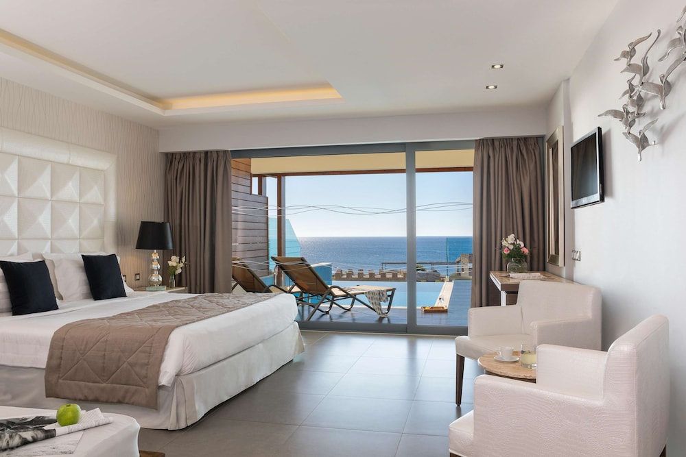 Superior Junior Suite with Private Pool & Sea View - Photo 9