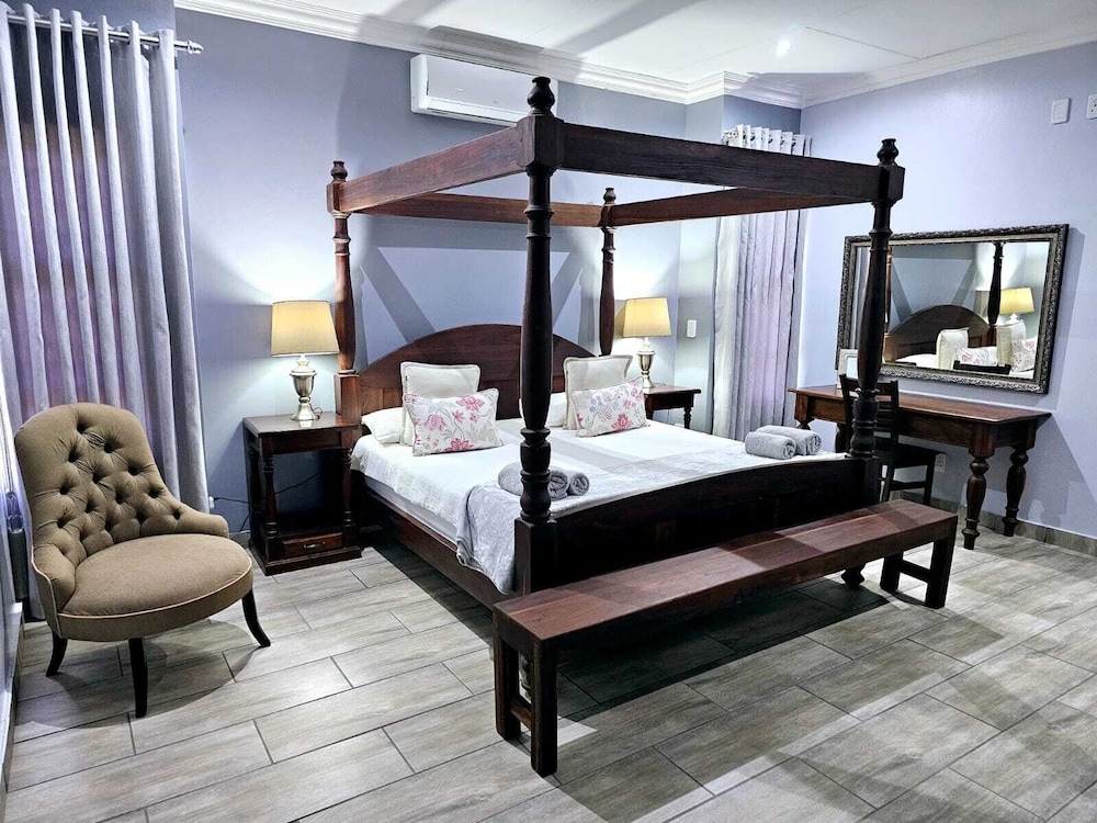 Deluxe Room, 1 King Bed photo 3