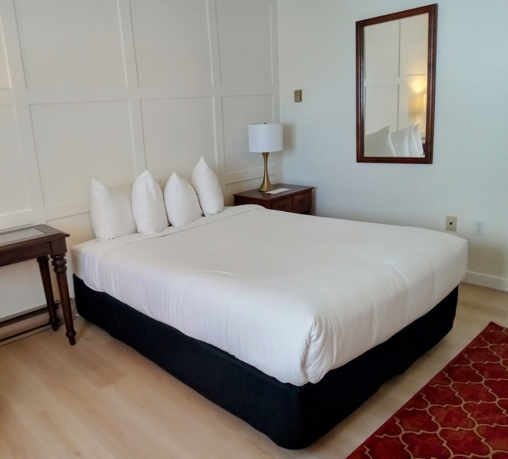 Standard Room, 1 Queen Bed, Non Smoking, Private Bathroom