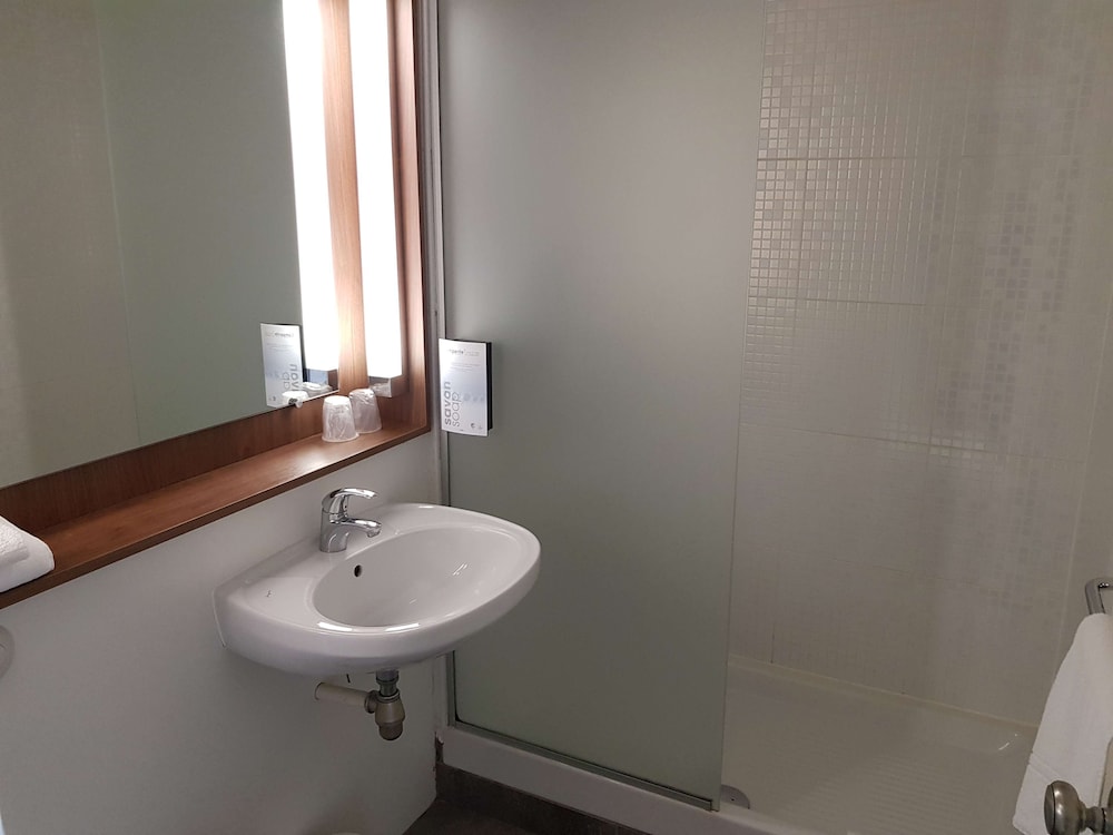 Standard Room, 2 Twin Beds - Photo 7