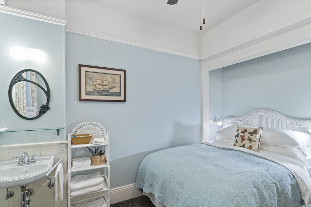 Room, 1 Double Bed (with Sink, Shared Bathroom)