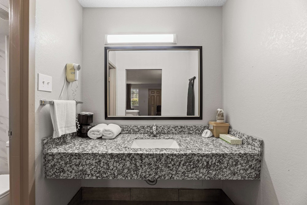 Deluxe Room, 2 Double Beds, Smoking - Photo 10