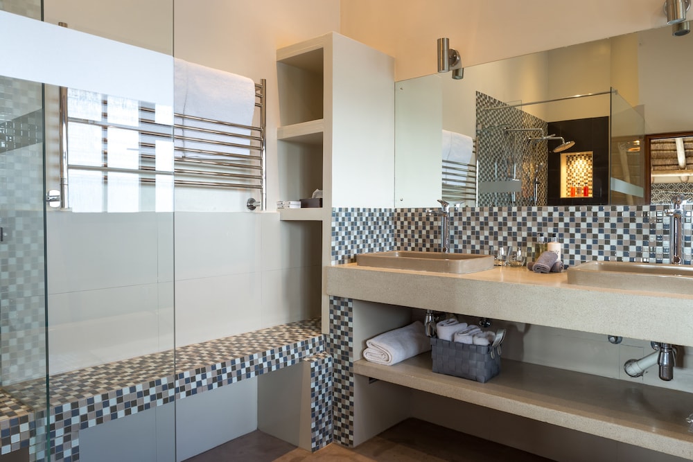 Executive Suite - Photo 19