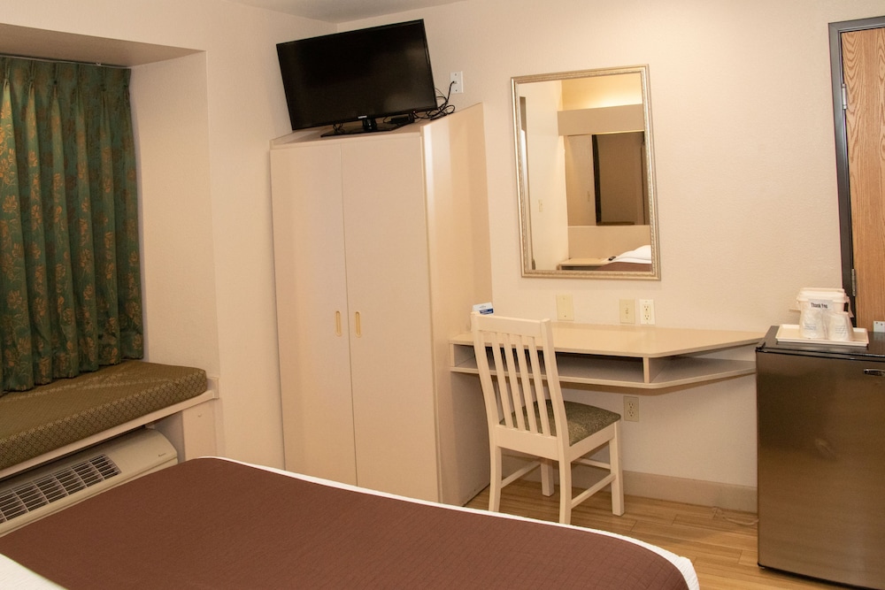 Standard Room, 1 Queen Bed - Photo 4