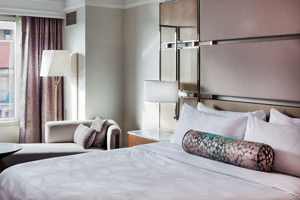 Deluxe Room, 1 King Bed, Courtyard View (Mobility Accessible, Roll-In Shower) - Photo 2