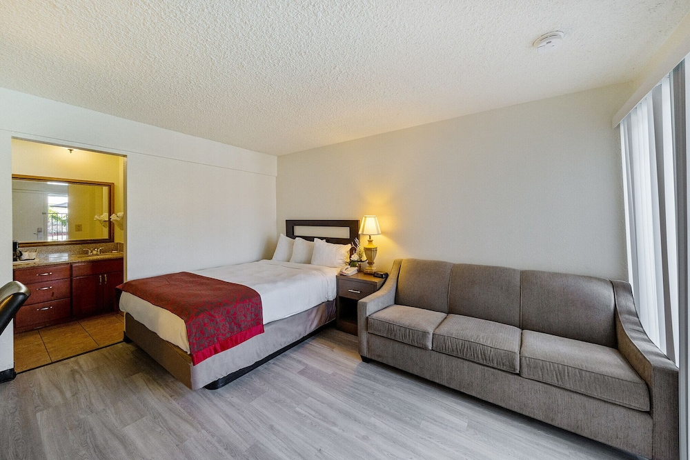 Standard Room, 1 Queen Bed with Sofa bed photo 1