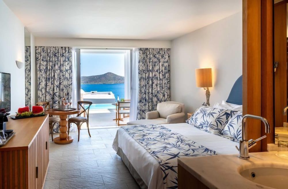 Mythica Maisonette with Sharing Pool, Sea View