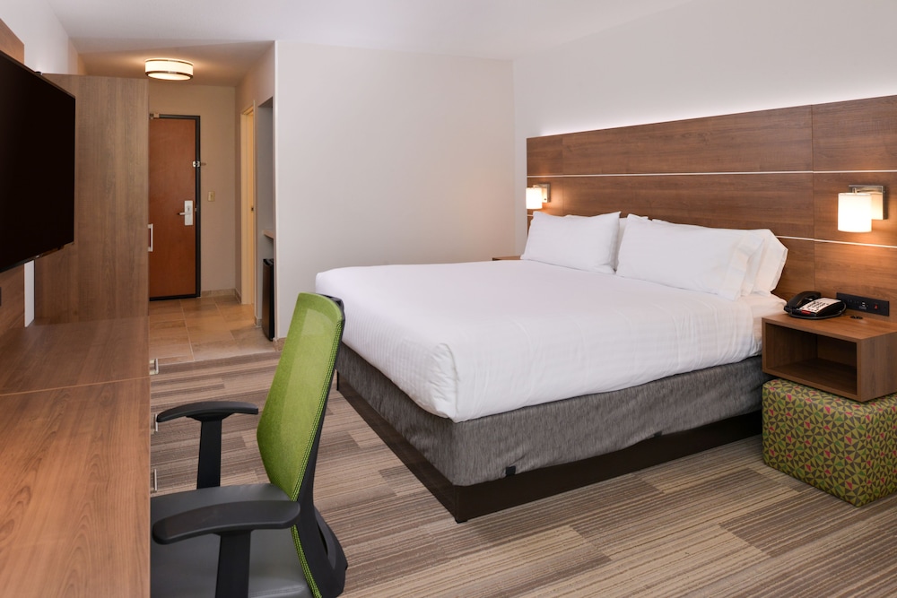 Standard Room, 1 King Bed, Jetted Tub - Photo 3