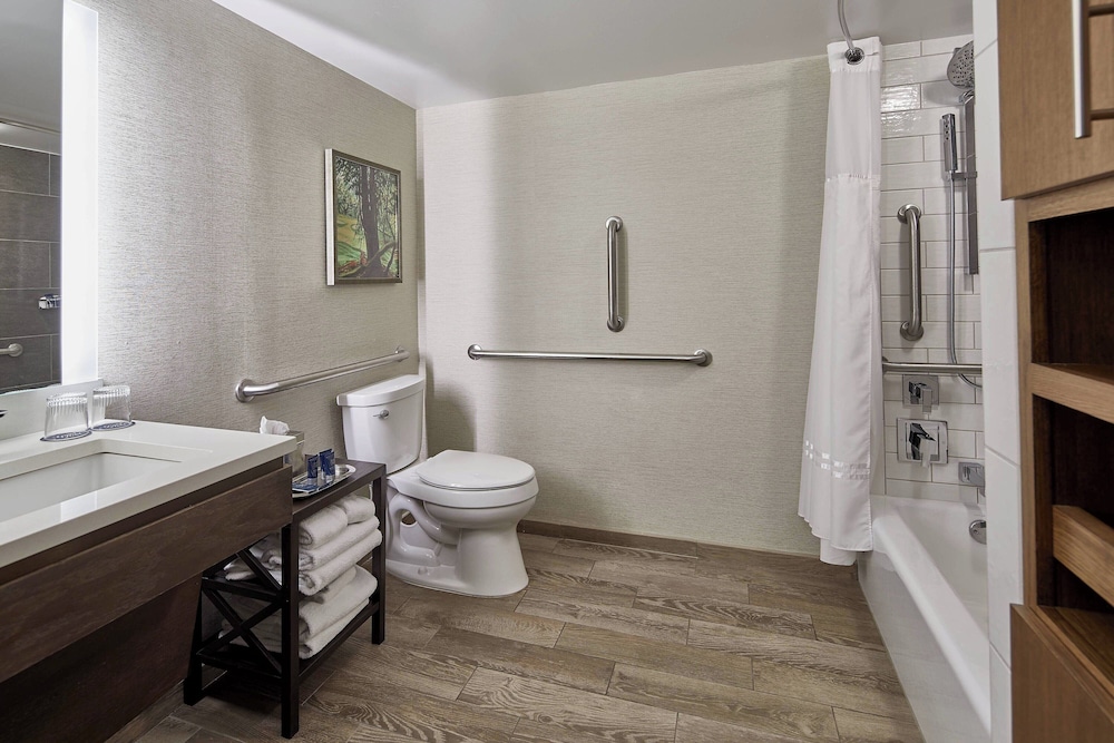 Grand Room, 2 Queen Beds, Balcony, Bay View - Photo 8