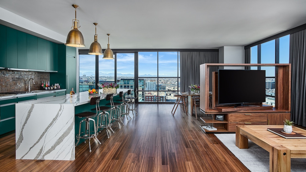 Penthouse, 2 Bedrooms, Corner - Photo 1